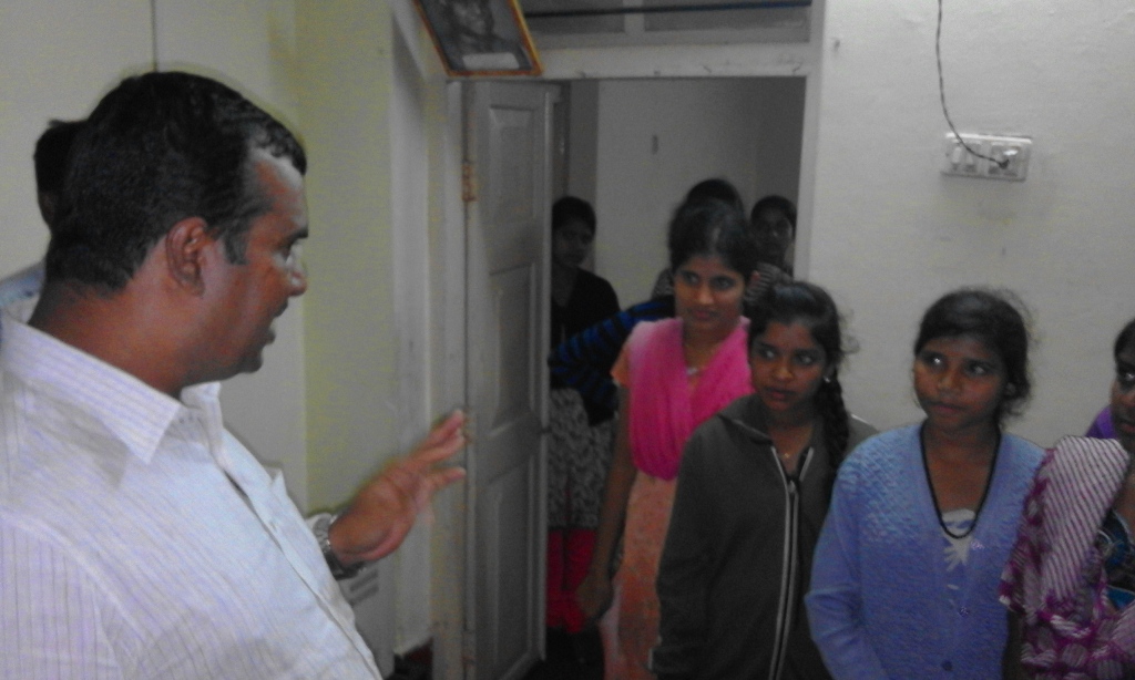 ಬಾಲಕಿಯರ ನಿಲಯಕ್ಕೆ ತಾಪಂ ಅಧ್ಯಕ್ಷರಿಂದ ದಿಢೀರ್ ಭೇಟಿ